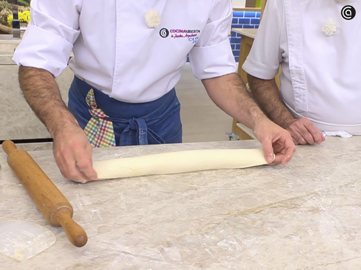 Forma un rollo largo con la masa y deja reposar