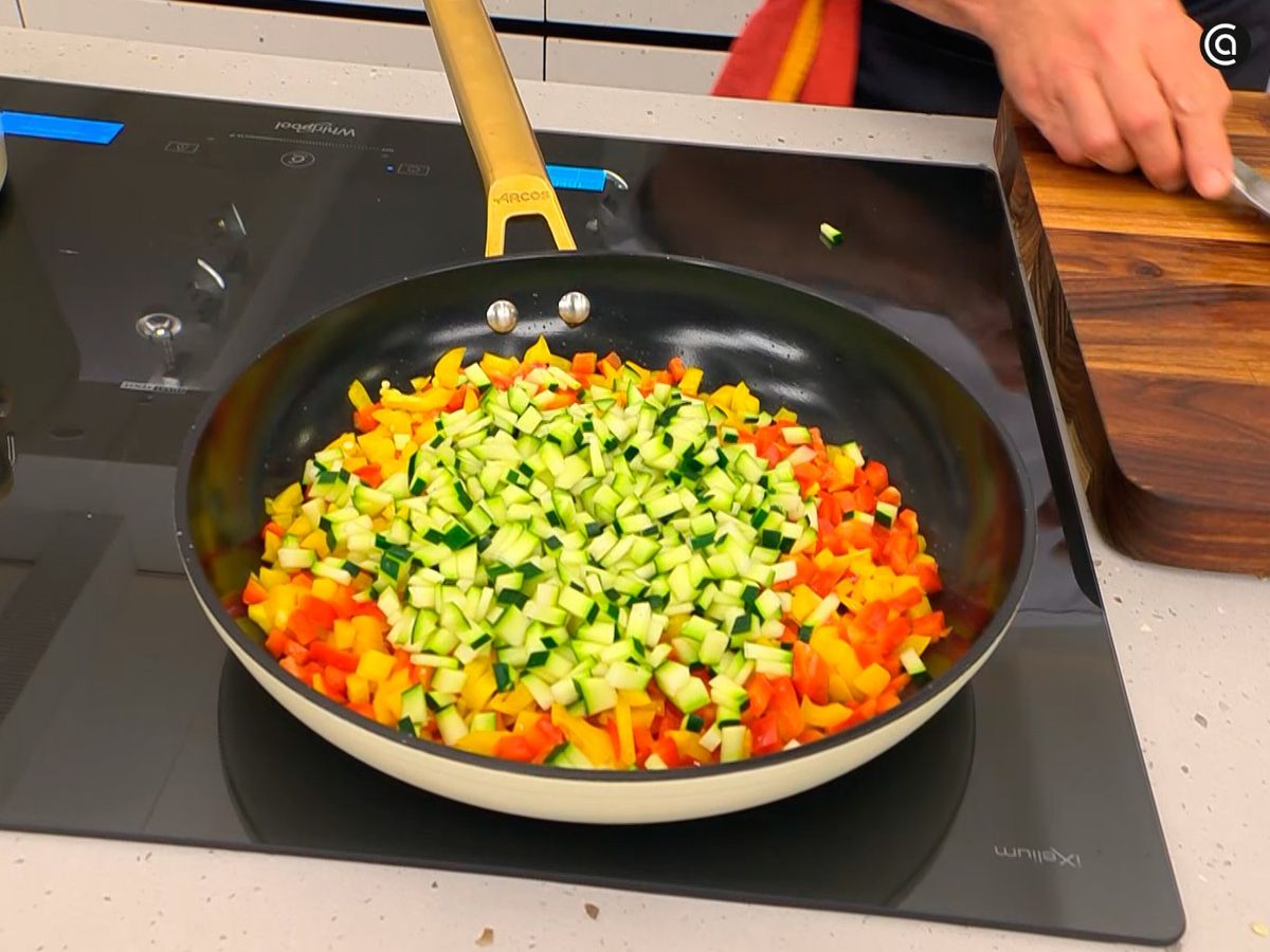 Cocina el pimiento y el calabacín cortados en daditos
