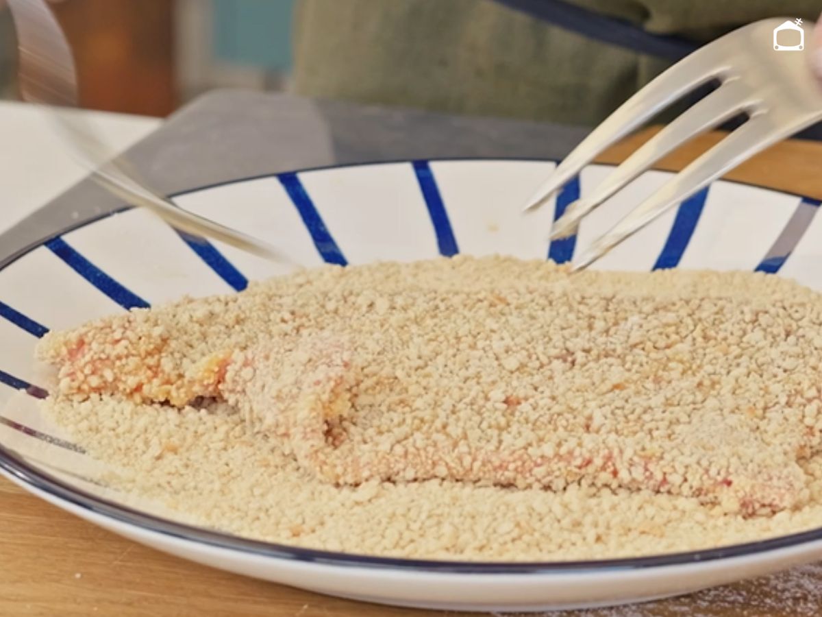 Pasa los escalopines por harina, huevo y pan rallado.