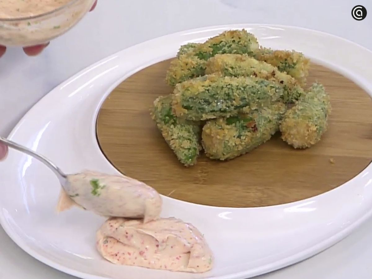 Sirve los jalapeños rellenos con la mayonesa picante