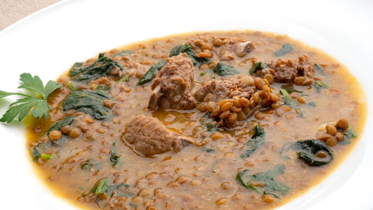 Aprende a preparar lentejas con costilla de cerdo y espinacas con Karlos Arguiñano