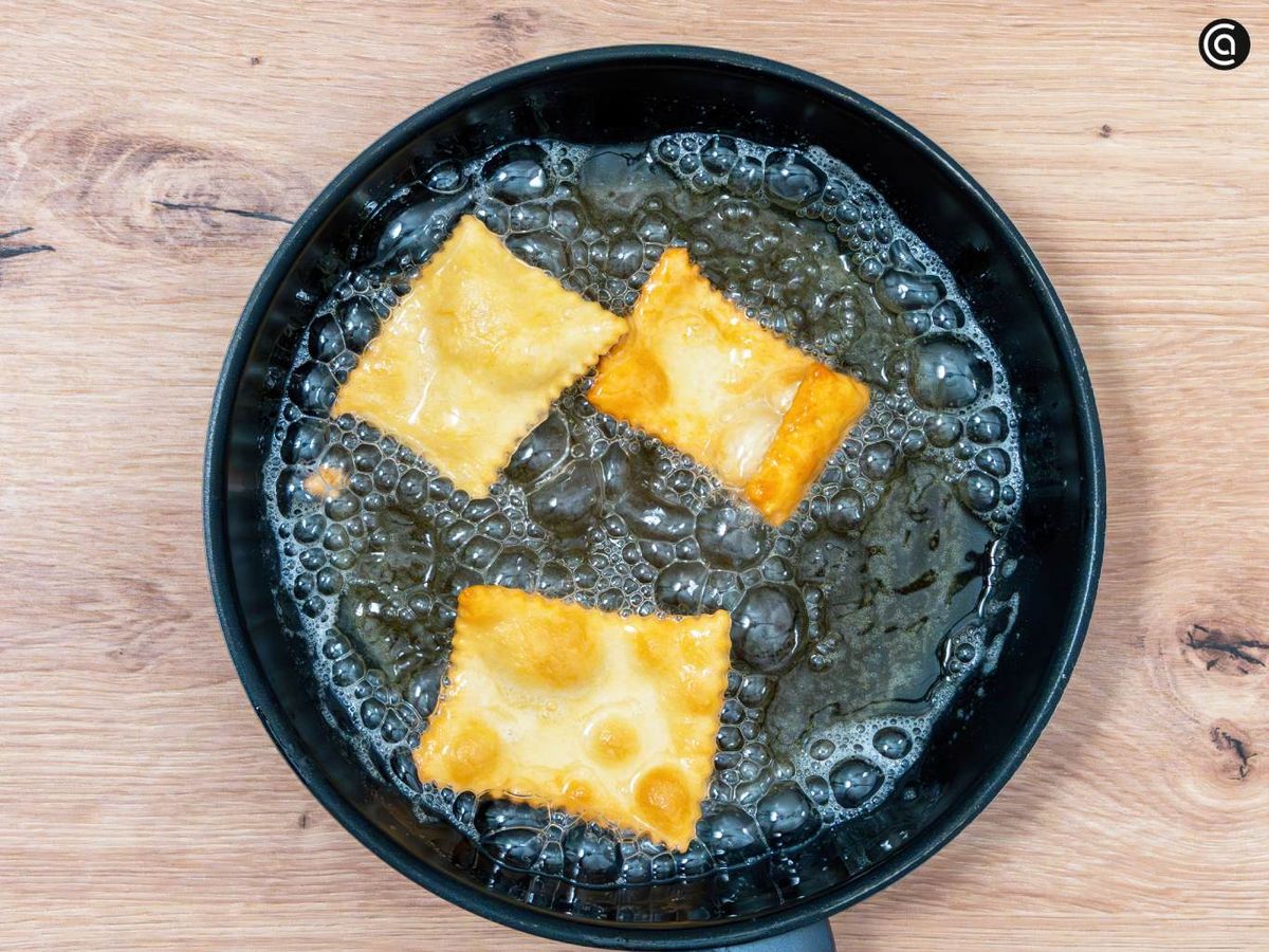 Fríe las hojuelas por tandas para que no baje la temperatura del aceite