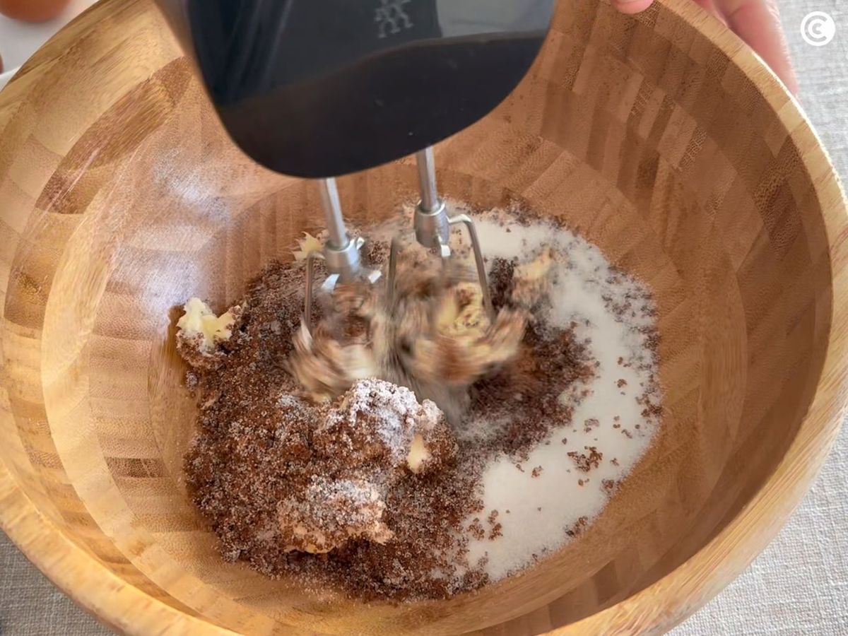 Preparar la masa de las Crumbl Cookies