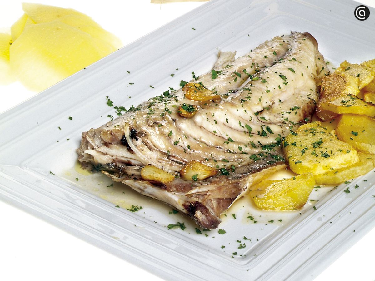 Emplata el txitxarro al horno junto con las patatas