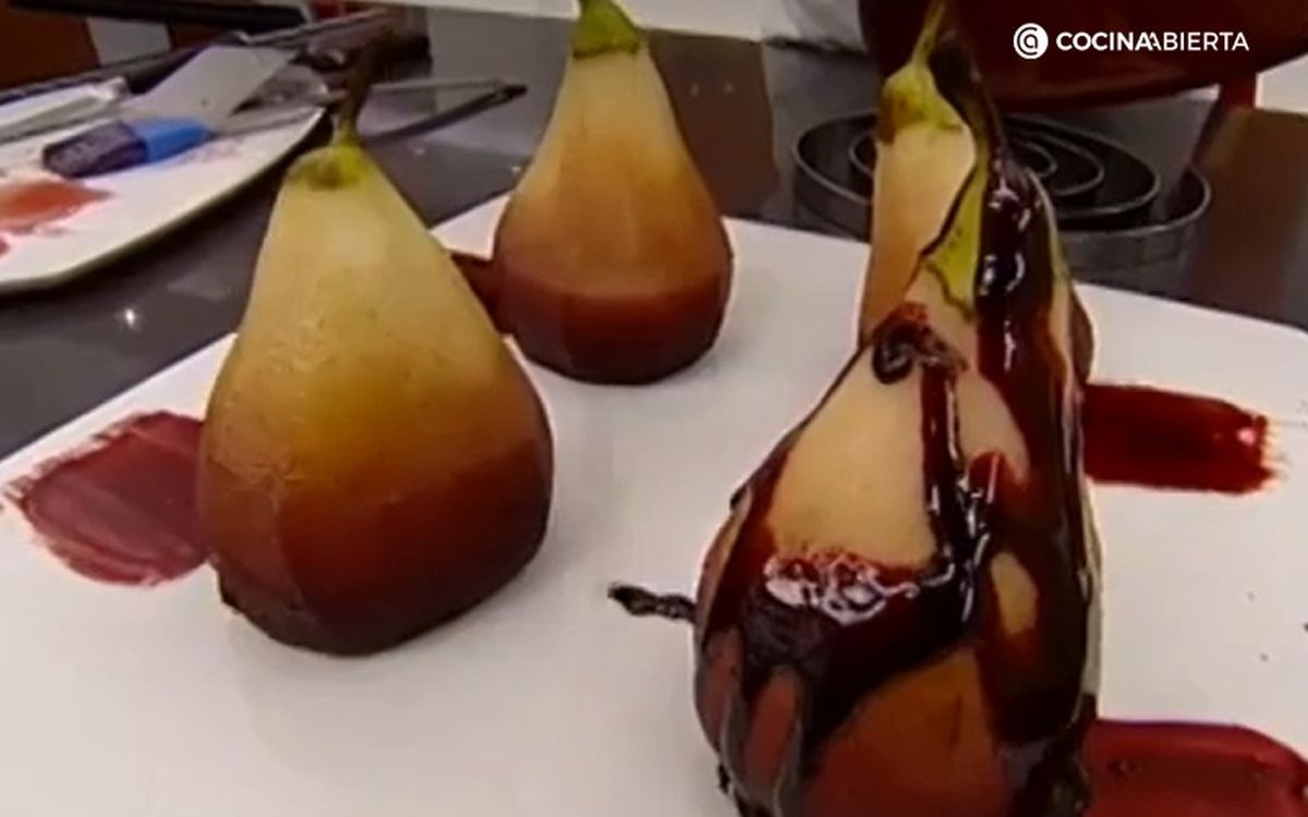 Vierte la salsa reducida sobre cada una de las peras