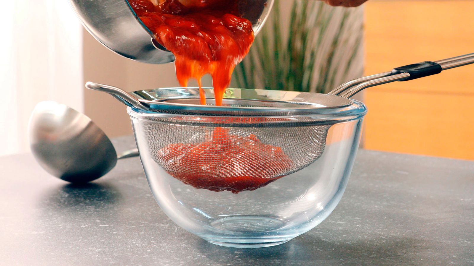 Cuela la salsa Salsa de fresas Paso 4