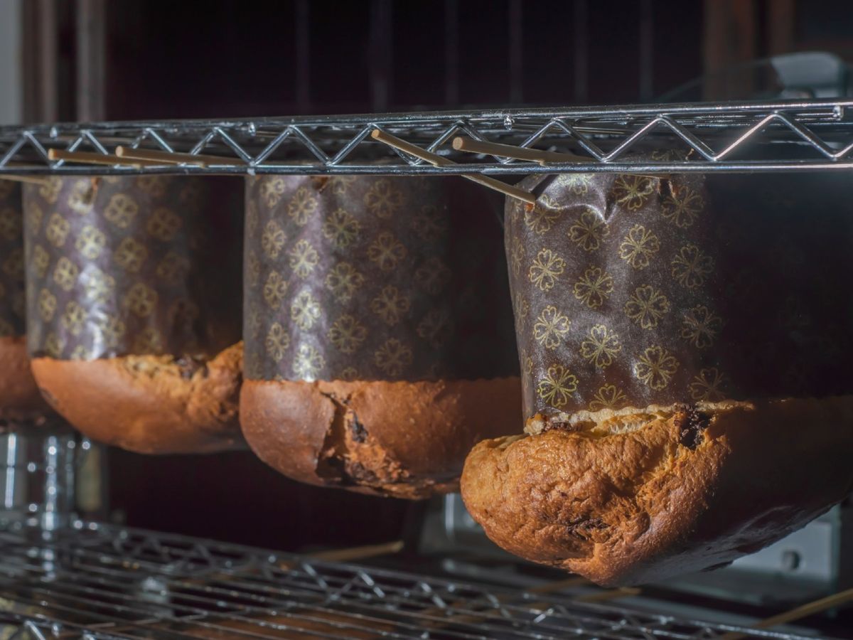 Al colgarlo boca abajo, el panettone mantiene su forma