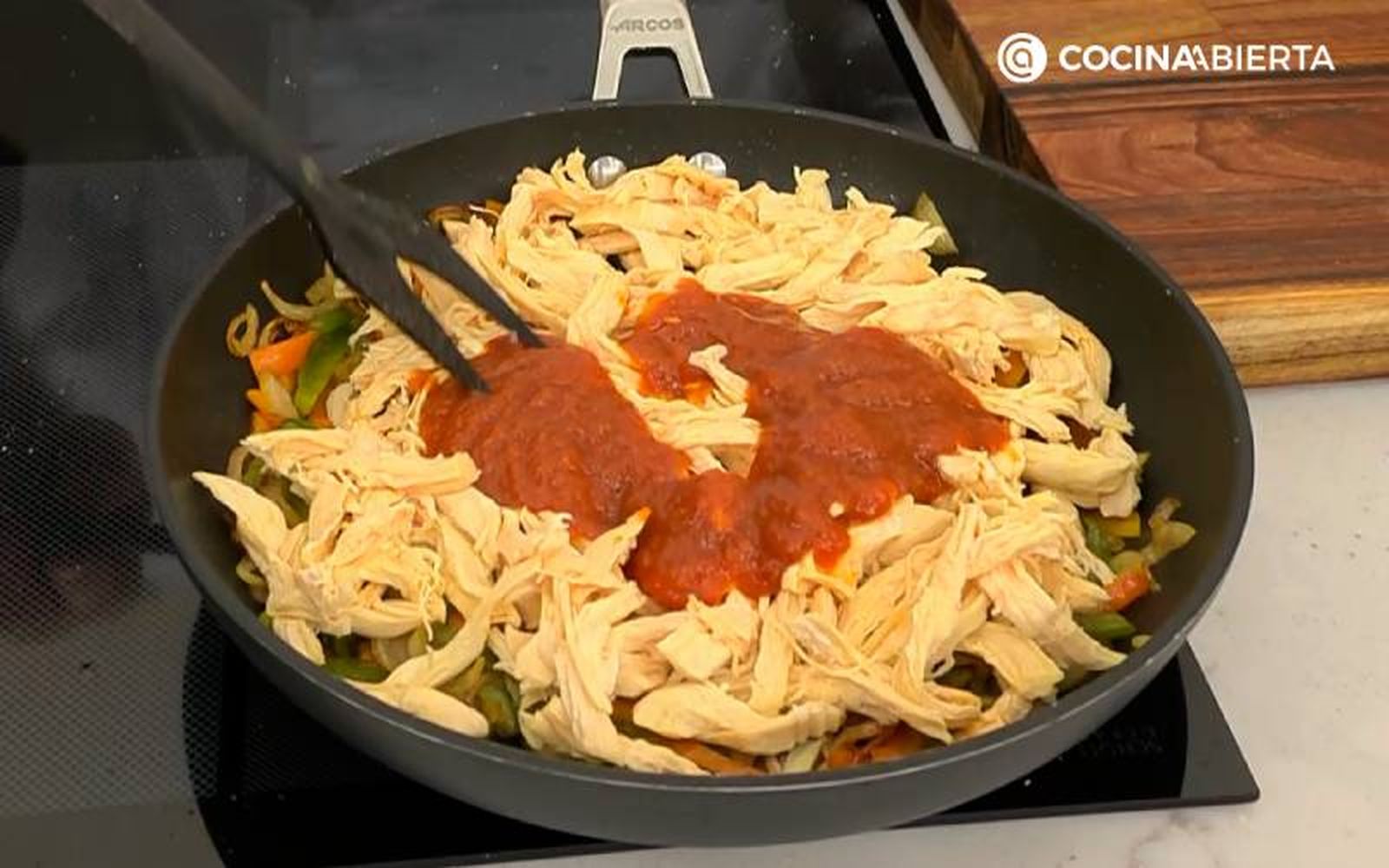 Elaboración de la receta de boniato con pollo y verduras - Cocina el relleno de pollo y verduras Elaboración de la receta de boniato con pollo y verduras - Cocina el relleno de pollo y verduras