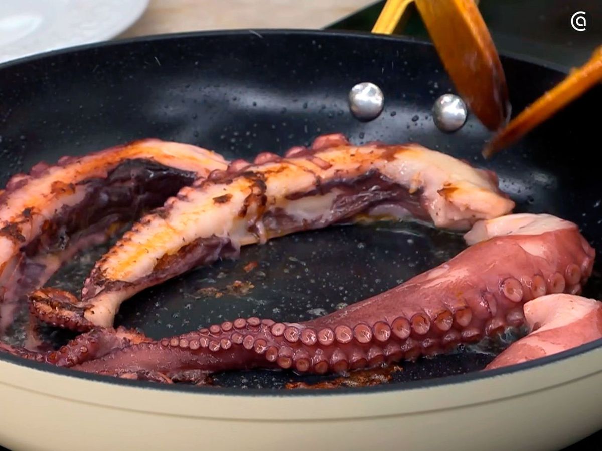 Dorar las patas de pulpo para acompañar los tallarines