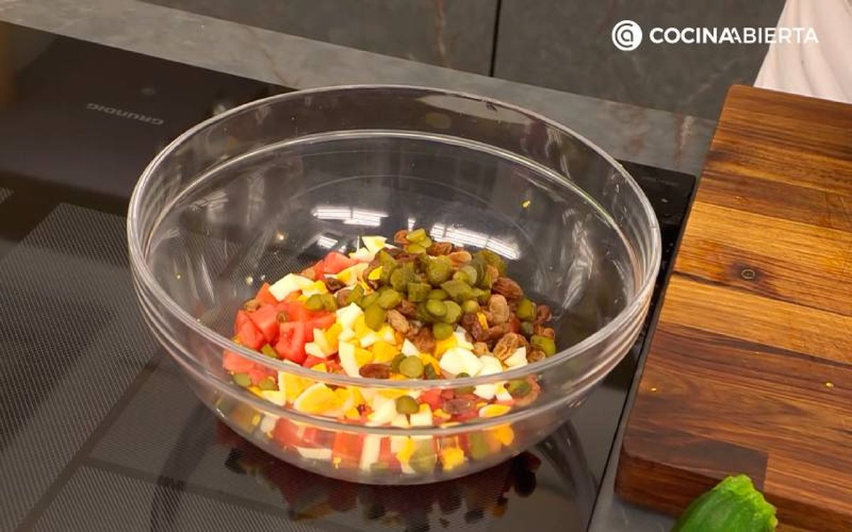 Corta todo en dados y ponlos en un bol