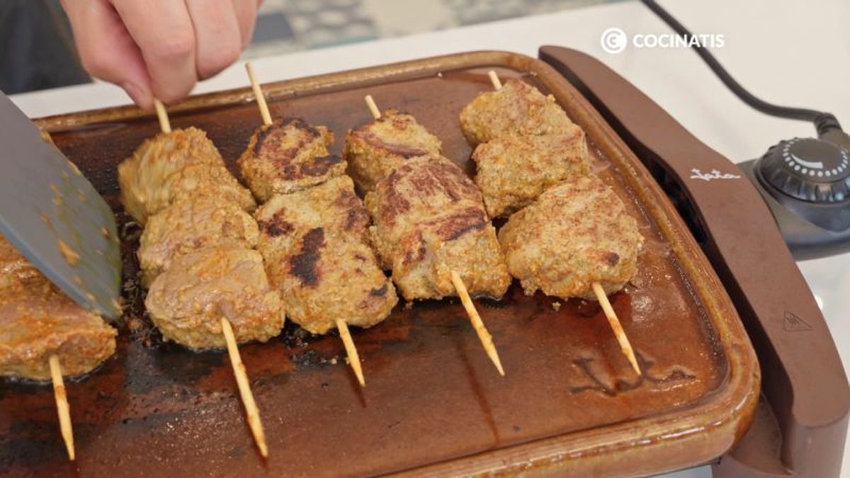 Cocinamos los pinchos morunos a la plancha