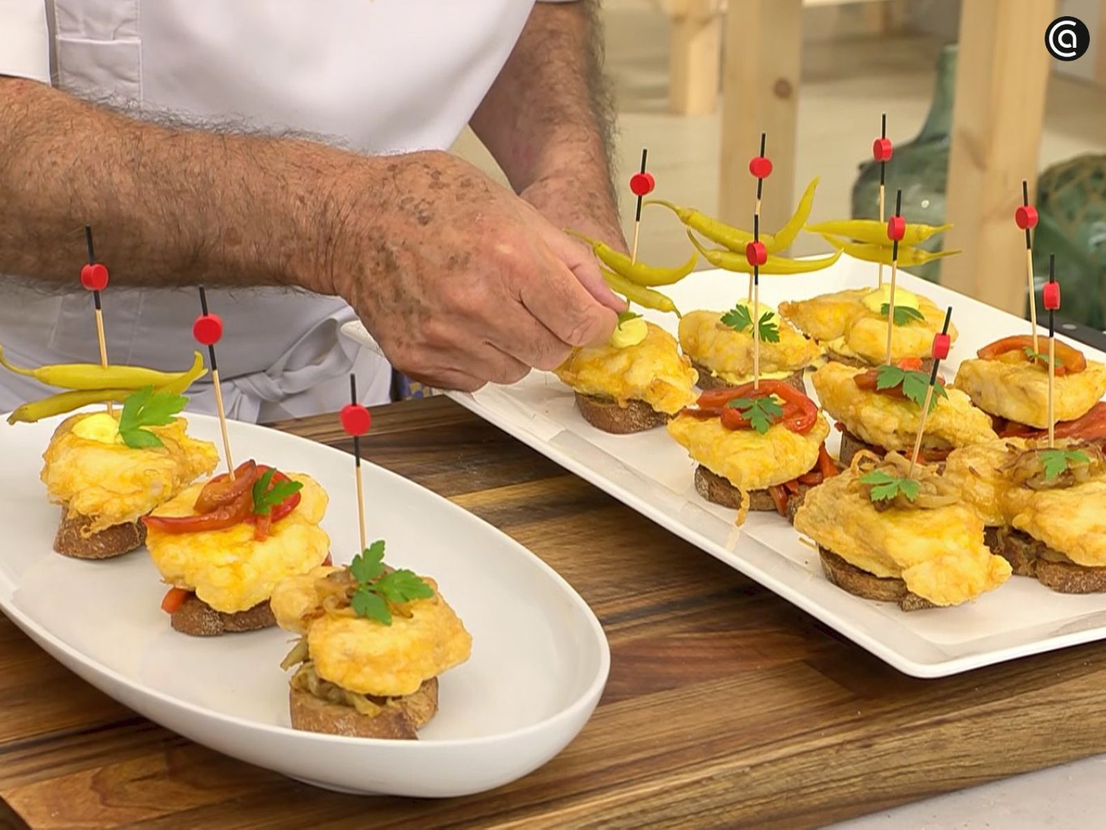 Sirve tres montaditos, uno de cada, con una hojita de perejil Montaditos de merluza - paso 5