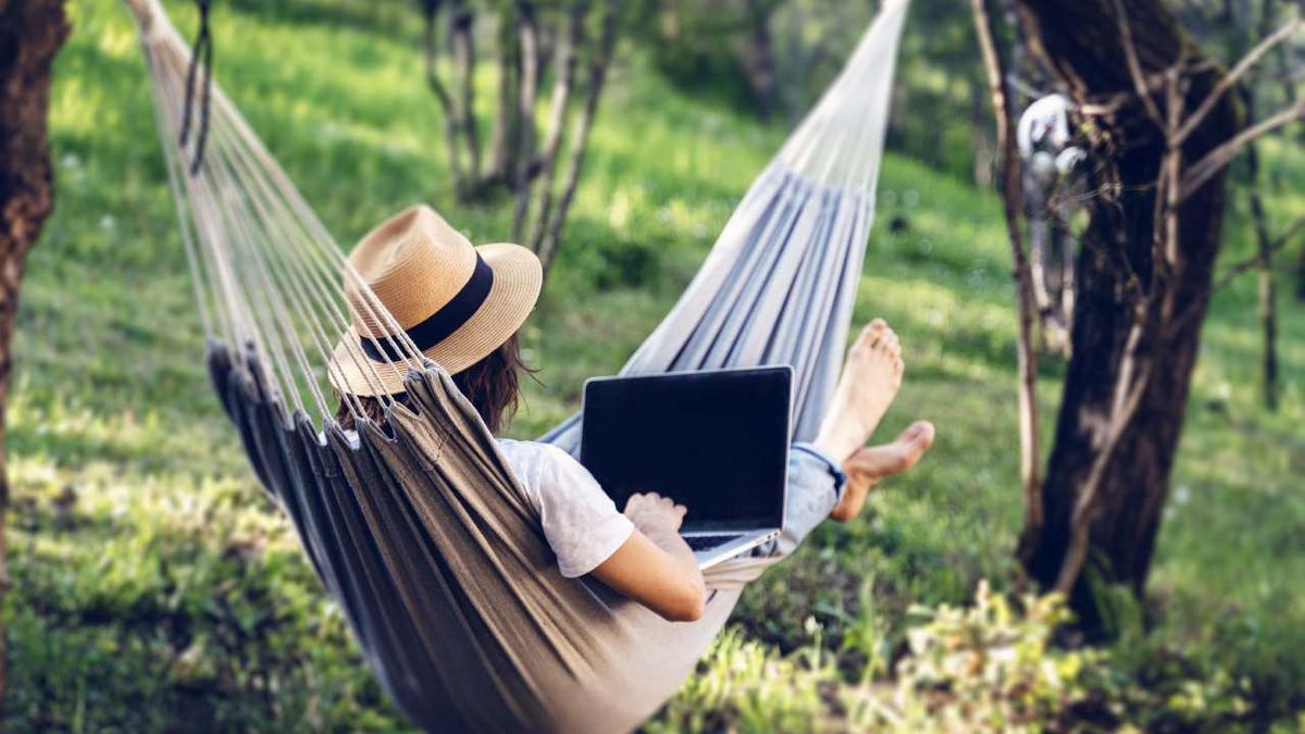Persona relajada en una hamaca