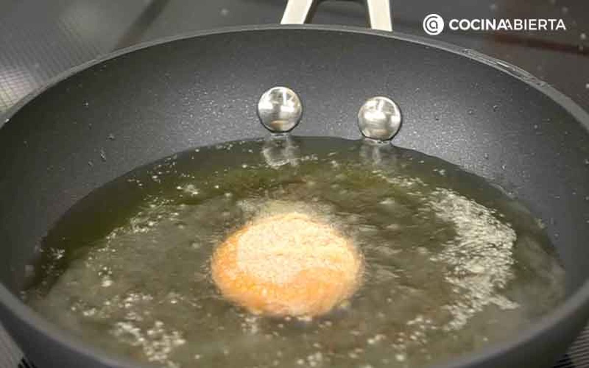 Fríe la yema empanada