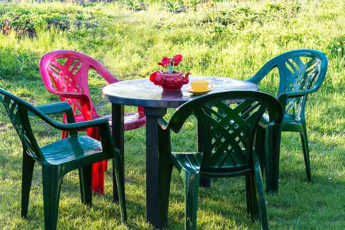 Mobiliario de plástico impecables tras limpieza