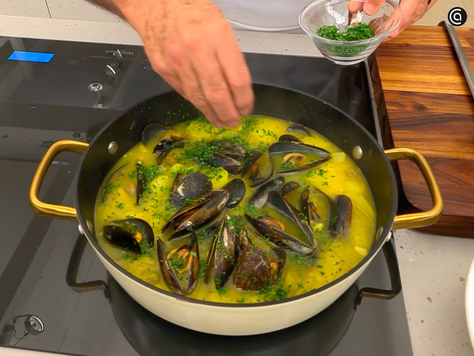 Cocina los mejillones y espolvorea perejil picado Cocina los mejillones y espolvorea perejil picado