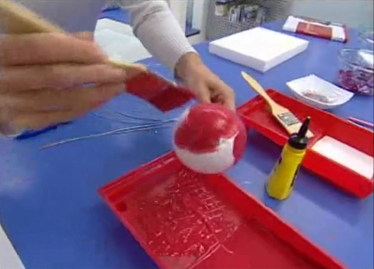 Bolas y cintas de estaño para decorar el árbol de Navidad paso 2