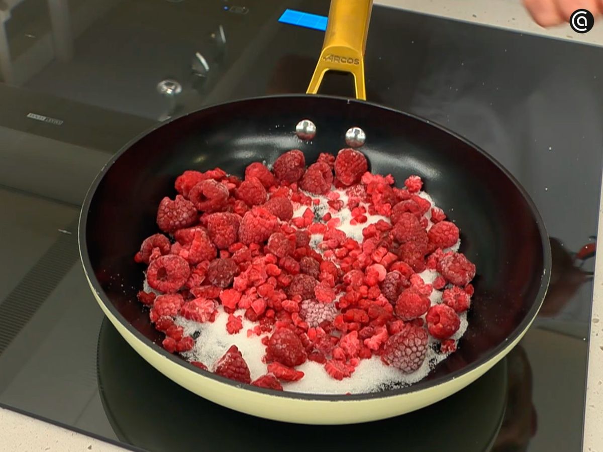 Cocina las frambuesas con azúcar para hacer el coulis