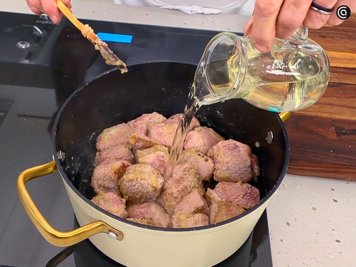 Cuece la ternera para hacer la blanqueta