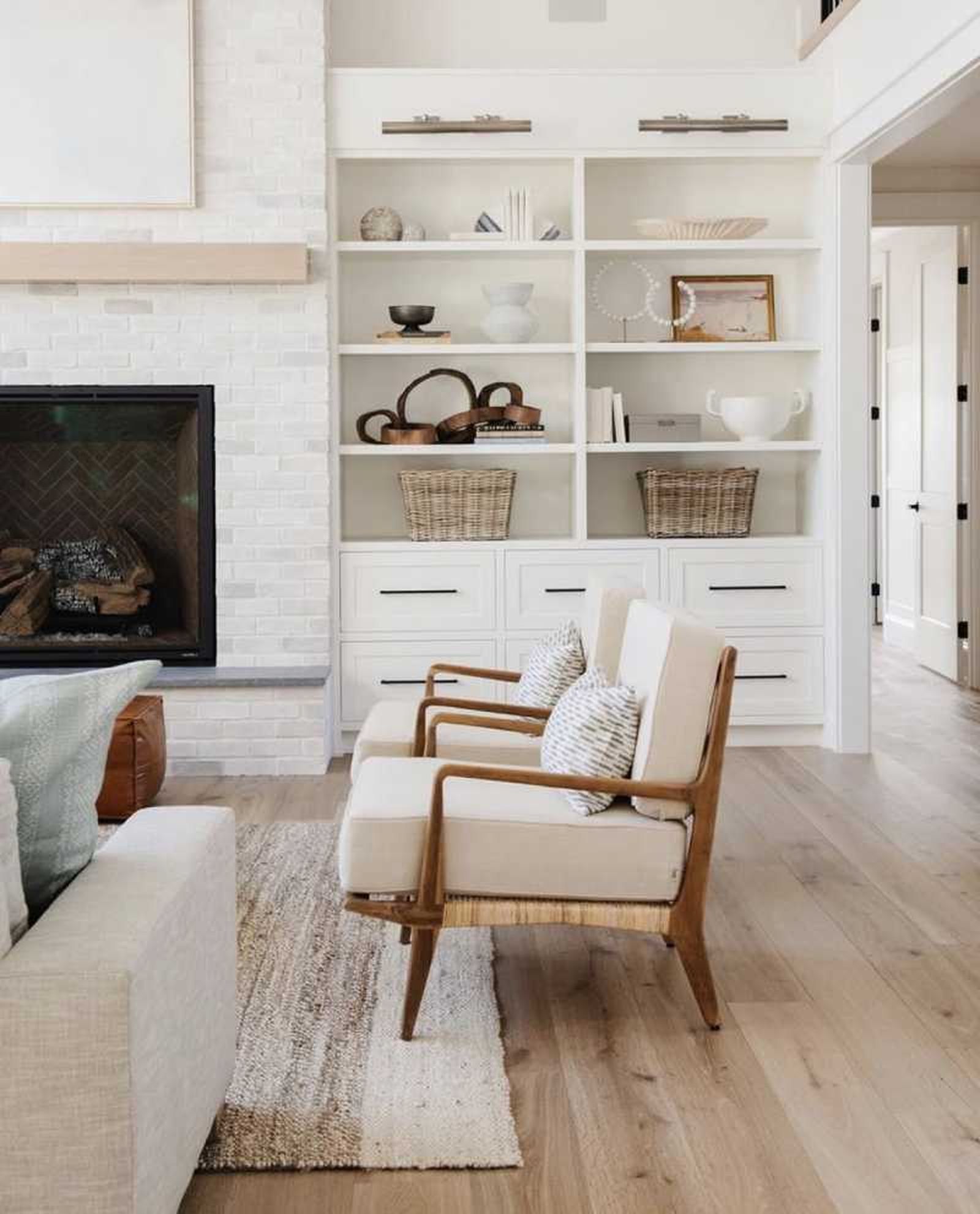 Salón nórdico con butaca blanca y estructura de madera. Salón nórdico con butaca blanca y estructura de madera.