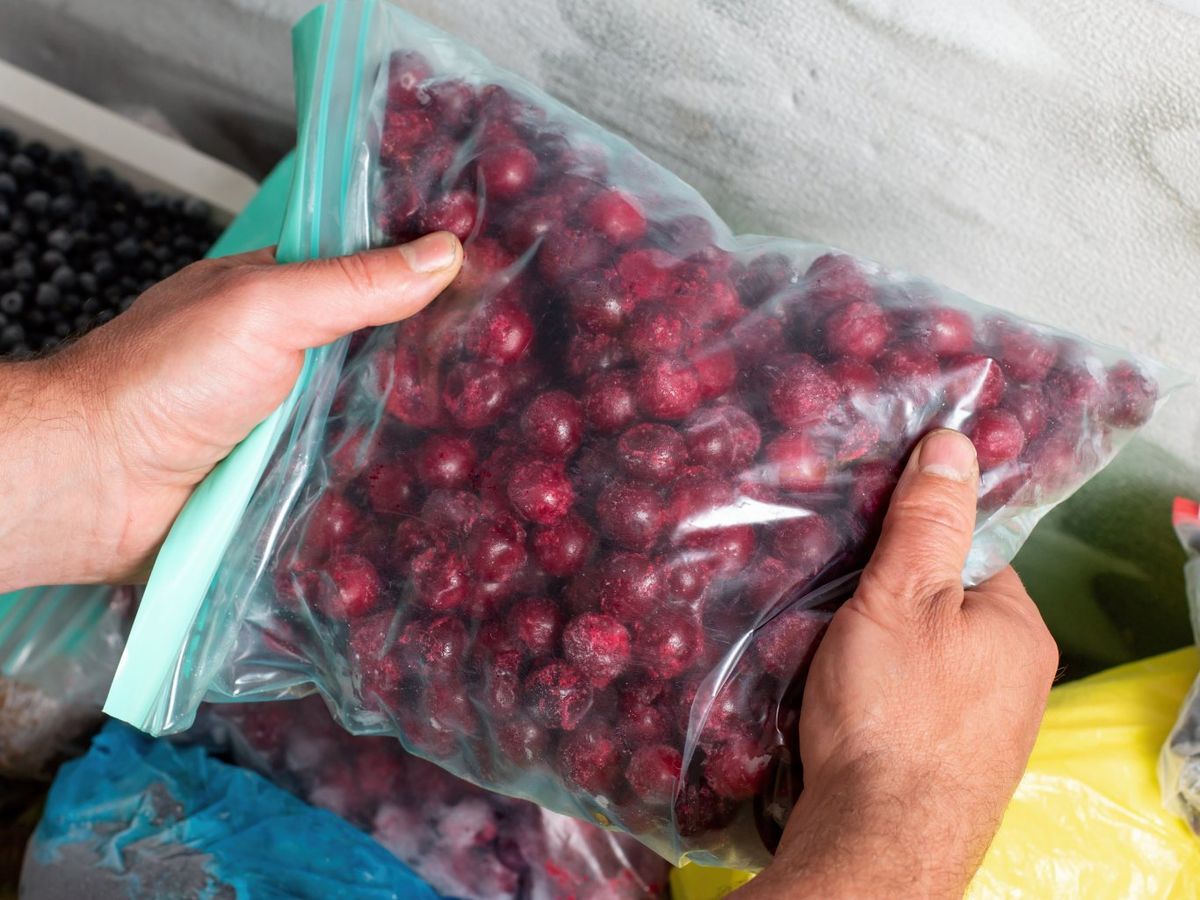 Antes de congelar las cerezas, lávalas y sécalas muy bien