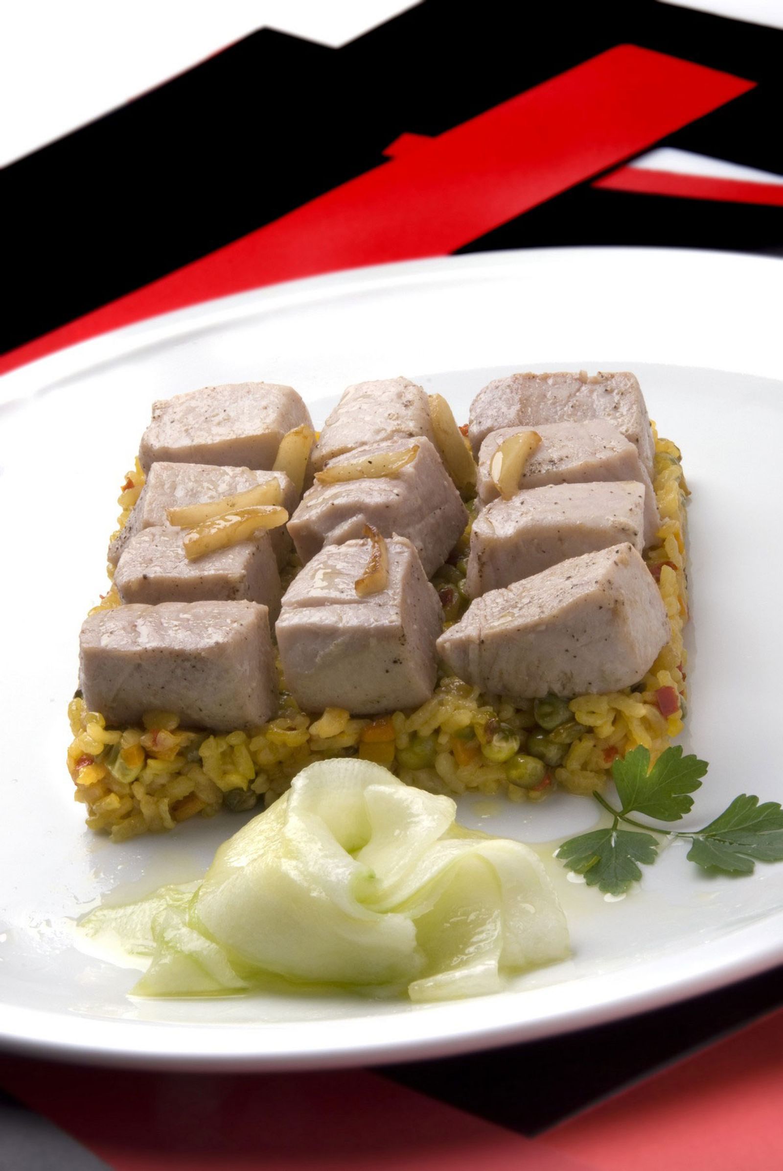 Atún con arroz y ensalada de pepino