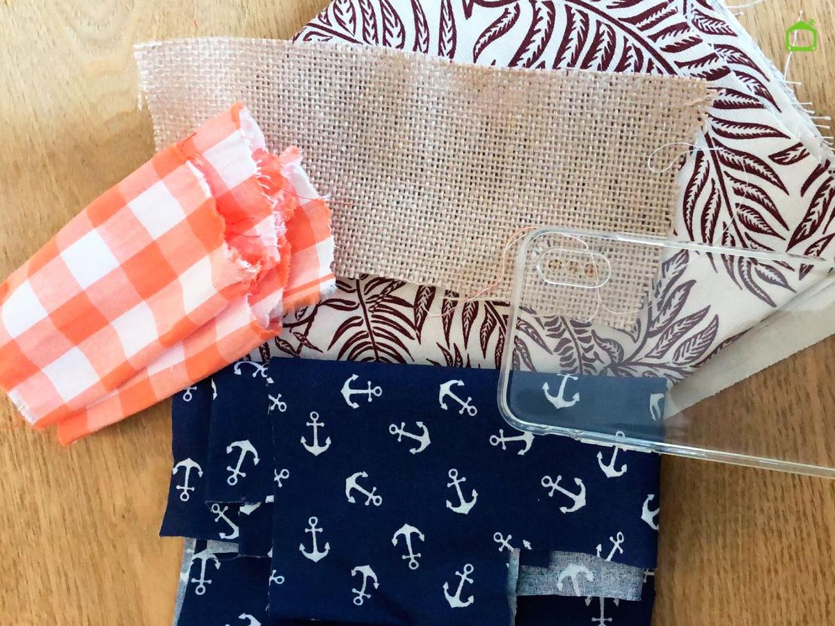 Trozos de tela para personalizar fundas de móvil.