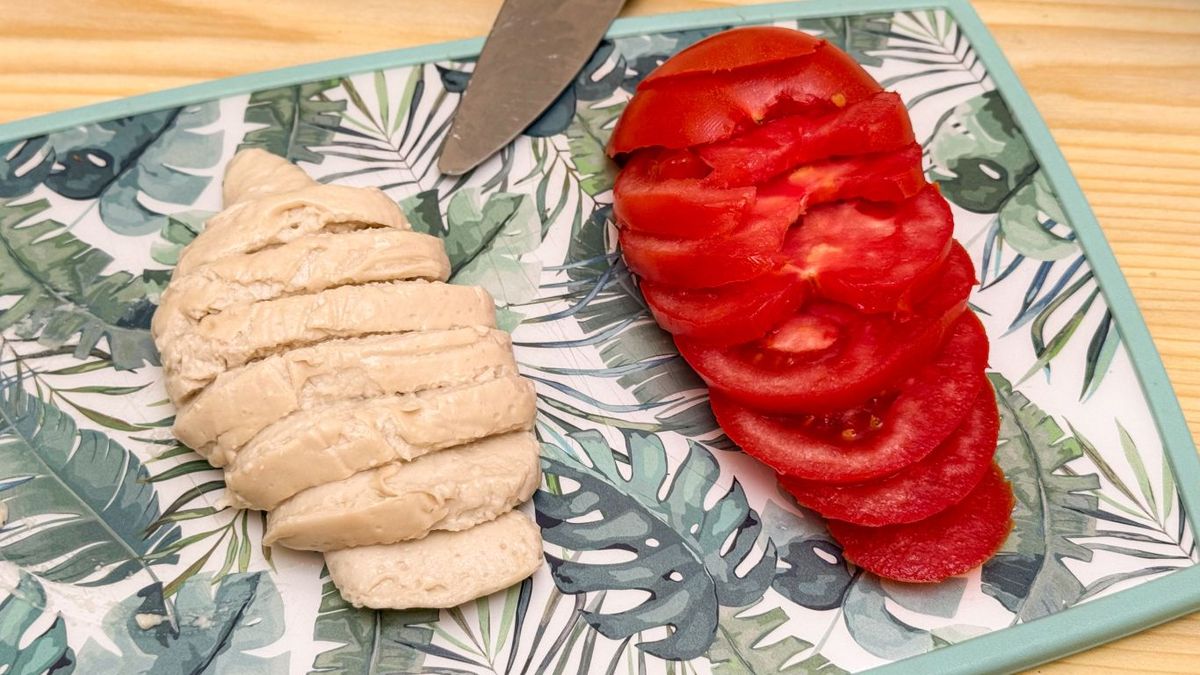 Tomate y queso en rodajas