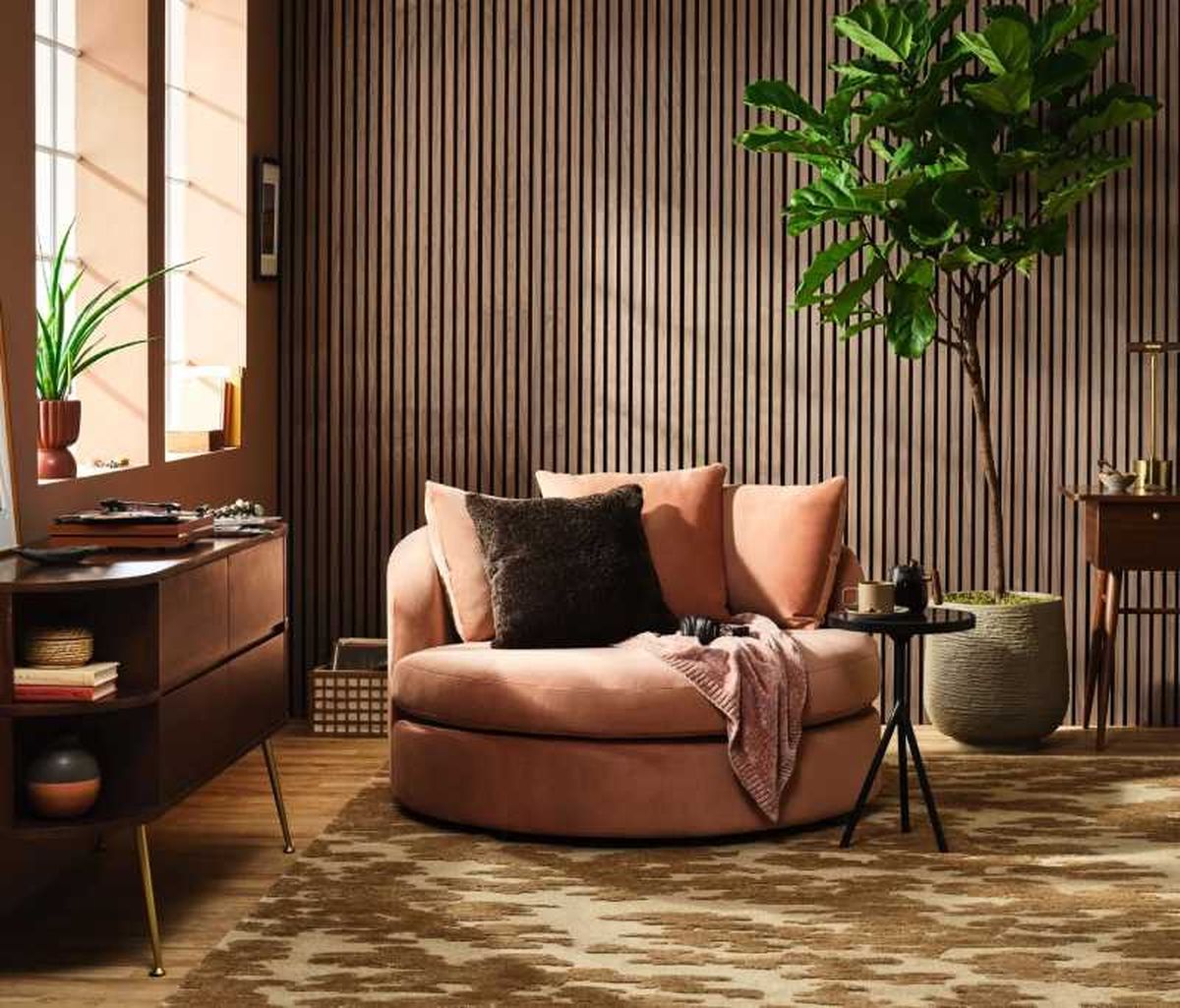 Salón decorado en Mocha Mousse y elementos naturales.