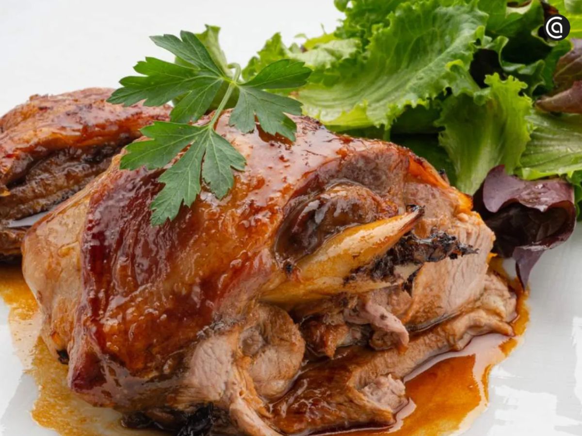 La paletilla de cordero, asada lentamente, conserva toda su jugosidad y un sabor intenso que combina a la perfección con ensaladas o guarniciones frescas.