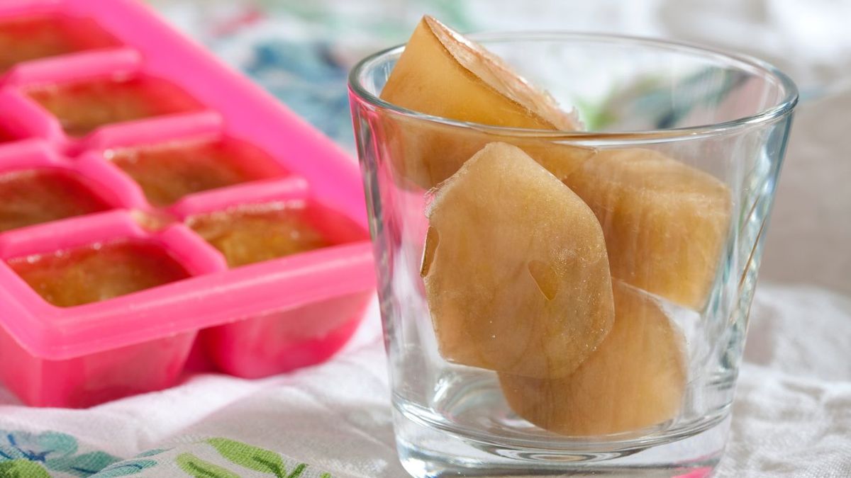 Congelar caldo en cubiteras