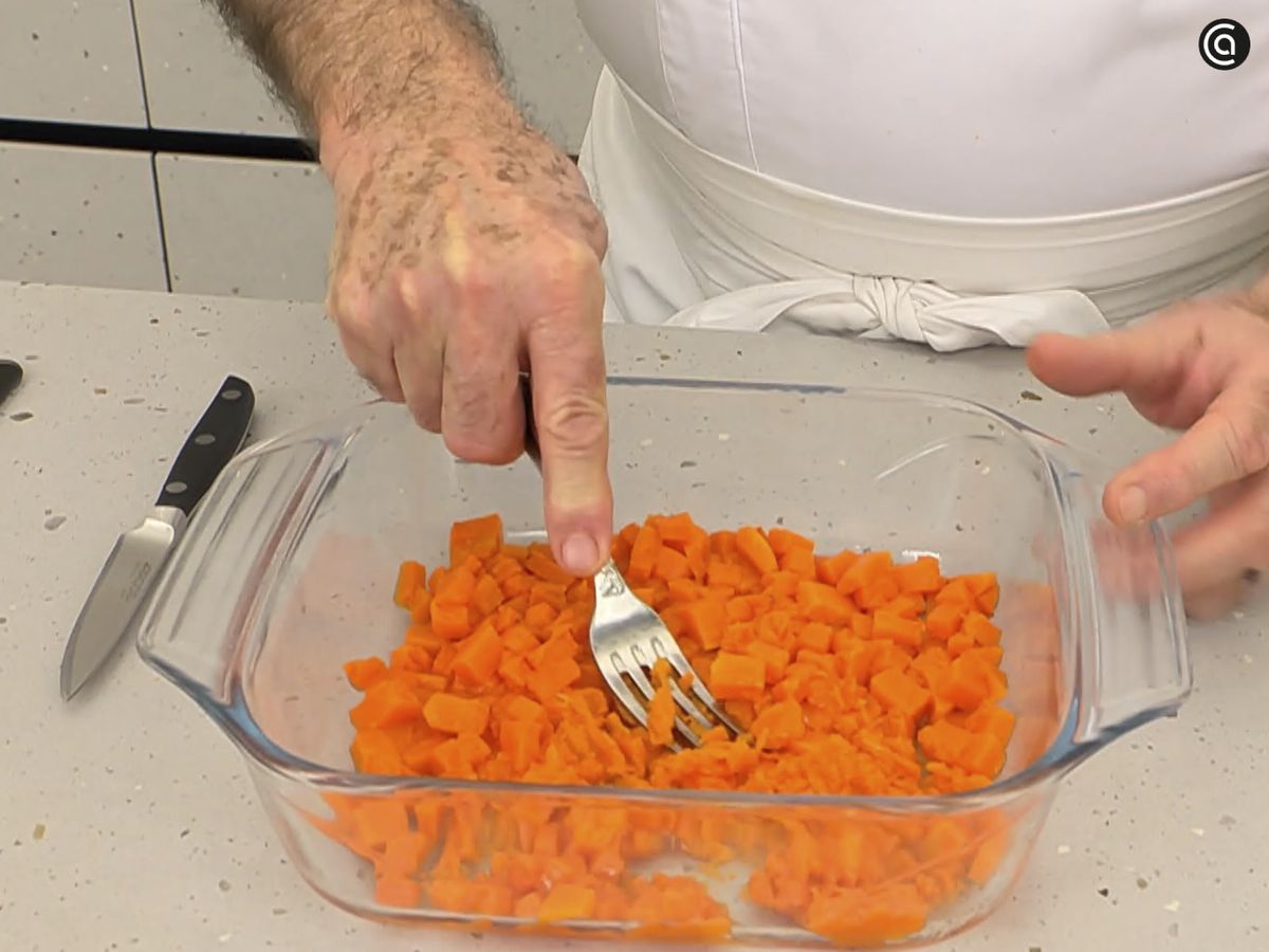 Hornea la calabaza hasta que esté bien blanda; después, aplástala con un tenedor