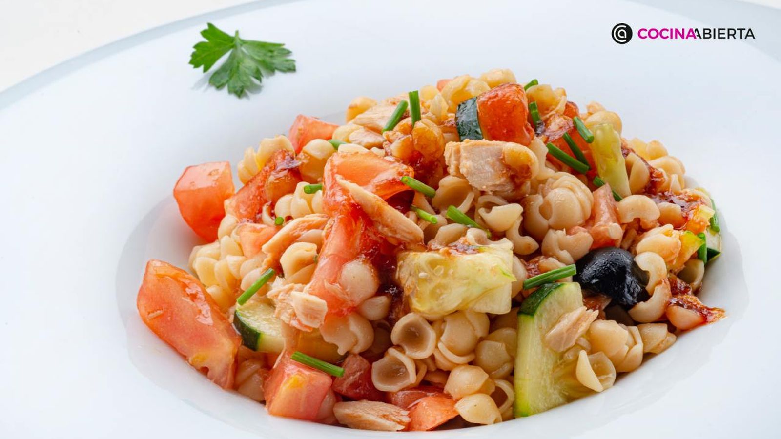 Ensalada de pasta con vinagreta de sandía y soja