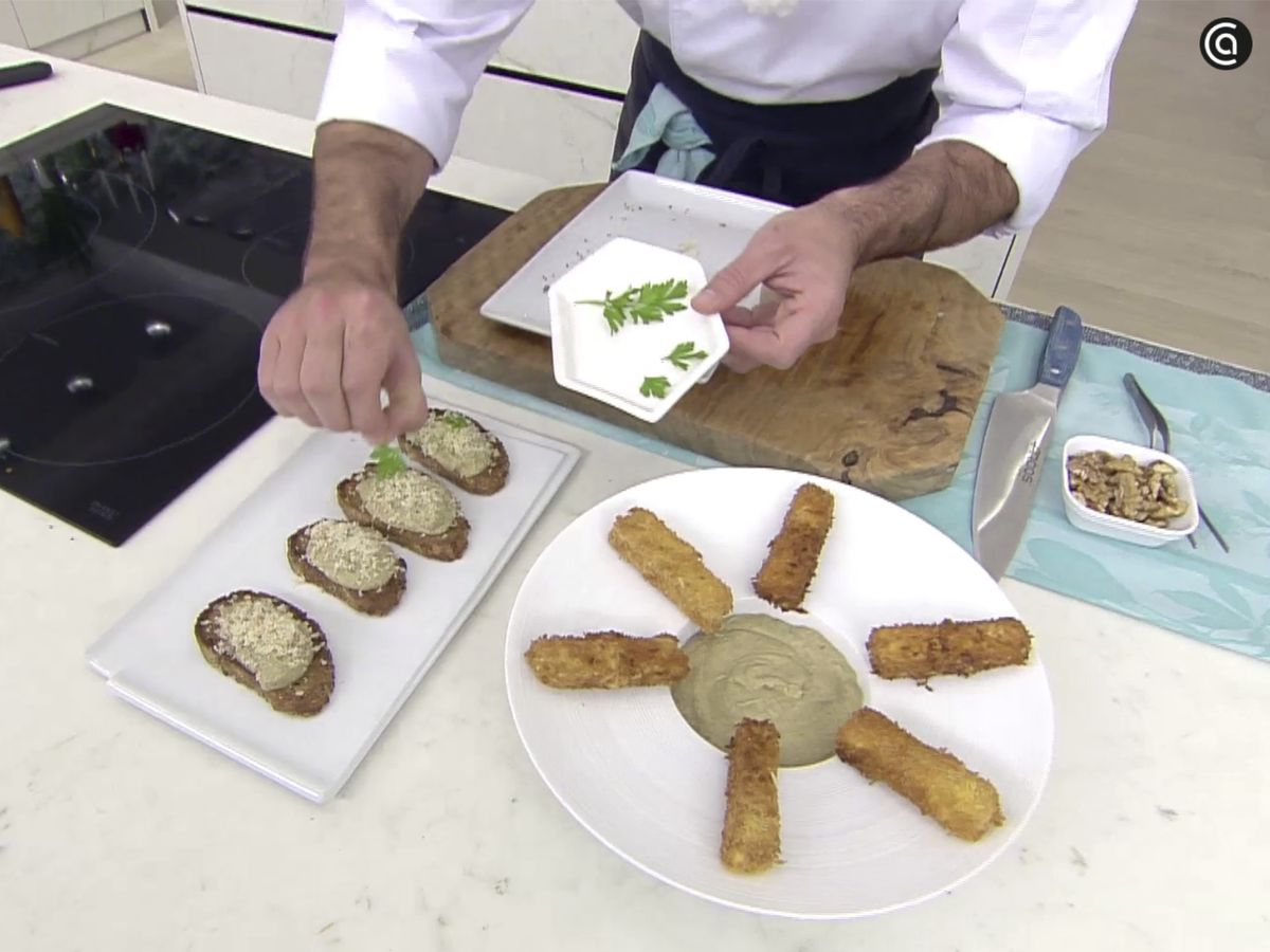Sirve el paté de berenjena sobre unas rebanadas de pan tostado
