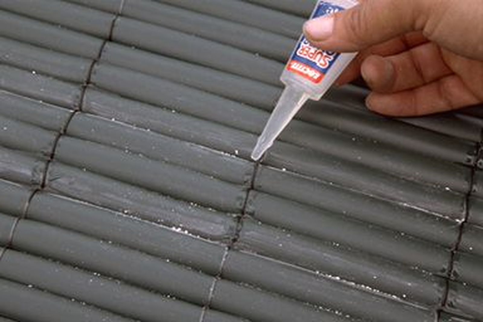 Forrar puerta metálica exterior con cañizo de plástico paso 2 Forrar puerta metálica exterior con cañizo de plástico paso 2