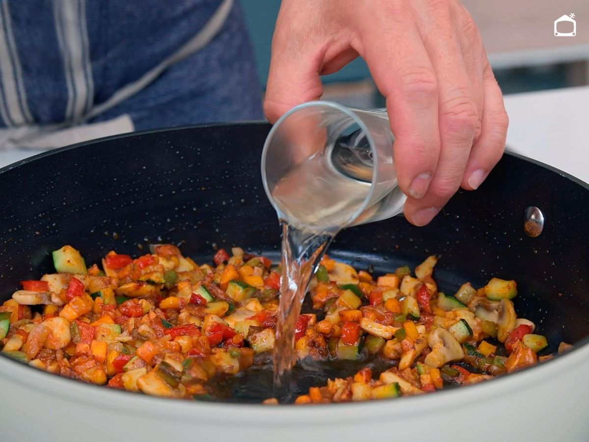 Especias y vino para potenciar el sabor del arroz caldoso de verduras