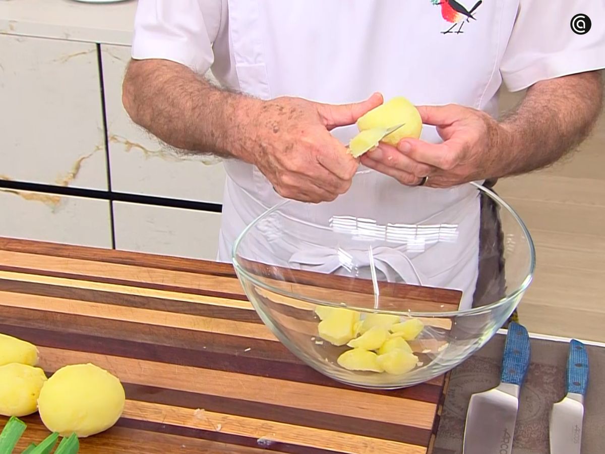Corta las patatas en un bol