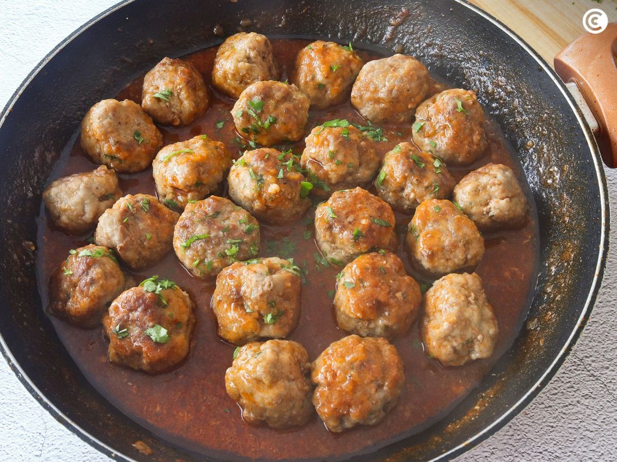Cocinar las albóndigas en la salsa de la abuela