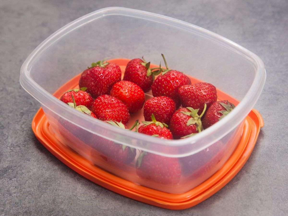Guarda las fresas en un recipiente amplio, sin amontonarlas