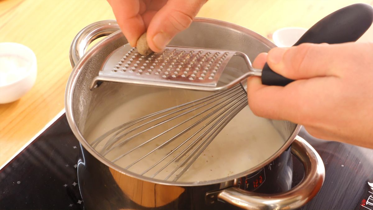 Cocinar la mantequilla con cebolleta y harina crea una base cremosa que se combina perfectamente con el brócoli