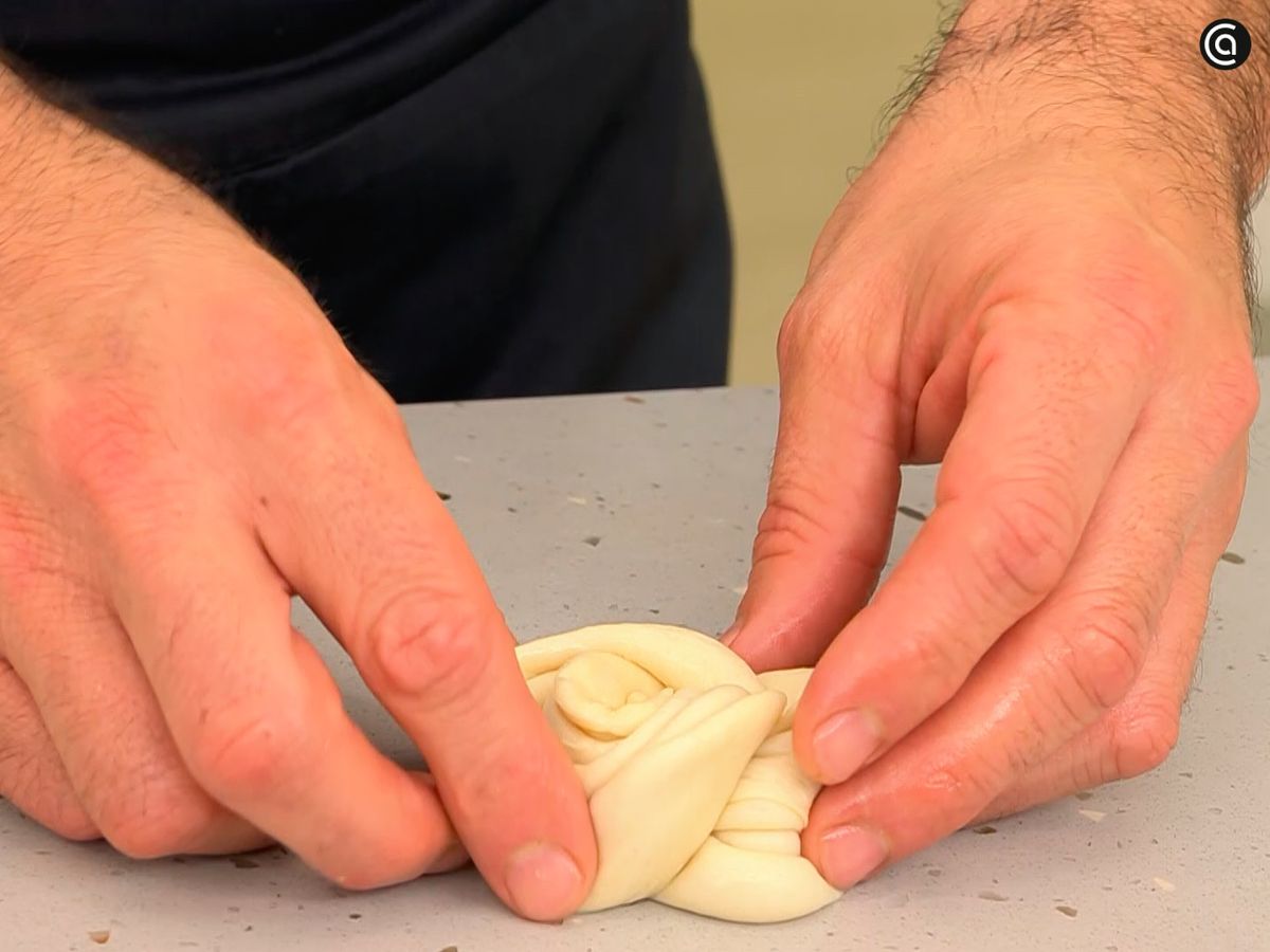 Pliega y enrosca la masa hasta darle aspecto de rosa.