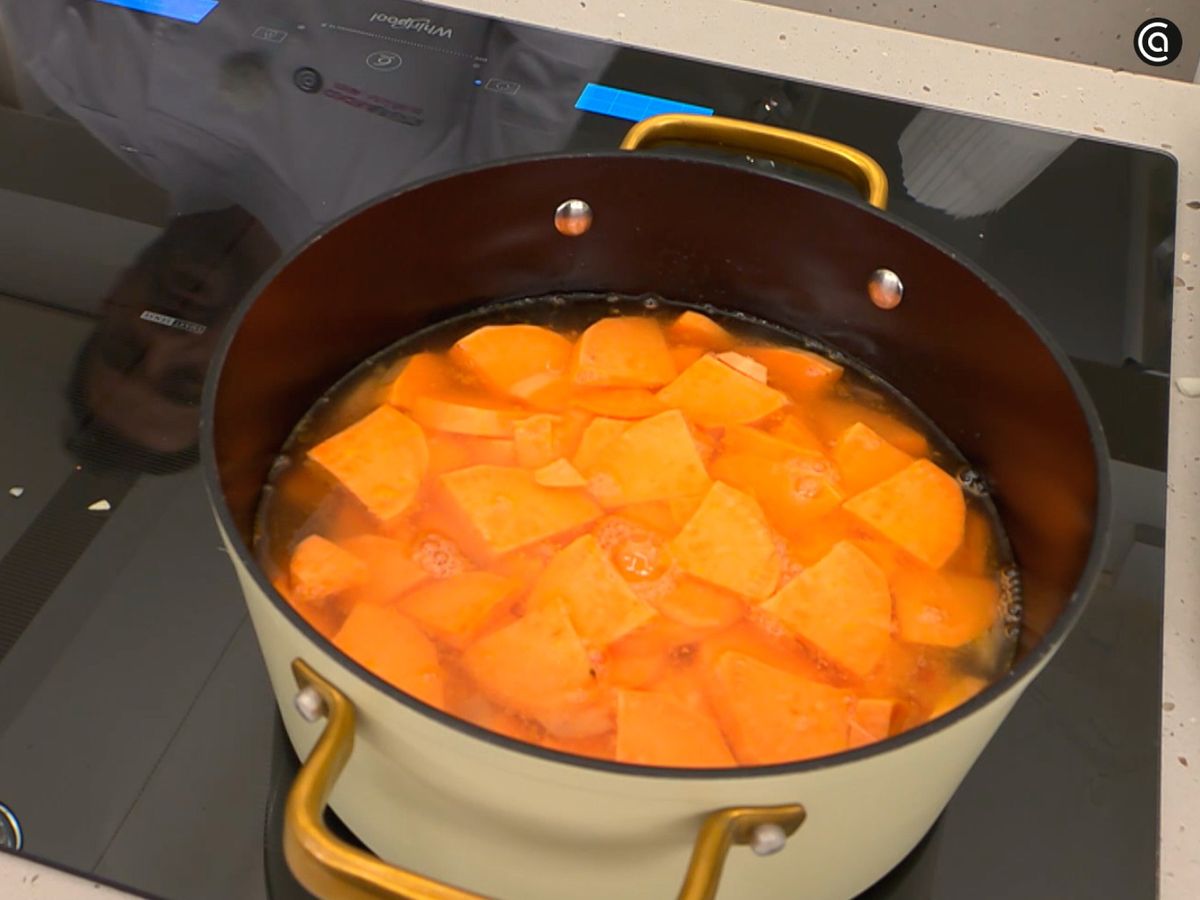 Pon a cocinar zanahoria, cebolla y boniato con el caldo de verduras hasta que estén tiernos