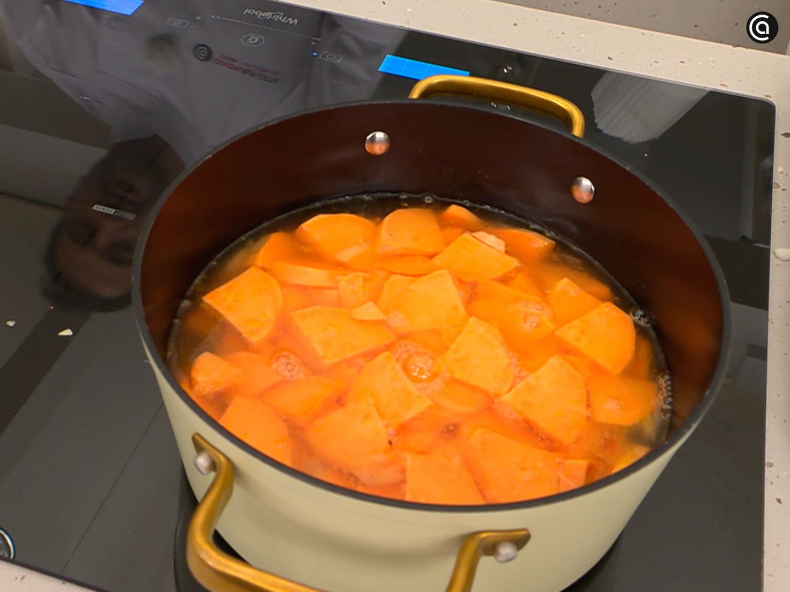 Pon a cocinar zanahoria, cebolla y boniato con el caldo de verduras hasta que estén tiernos