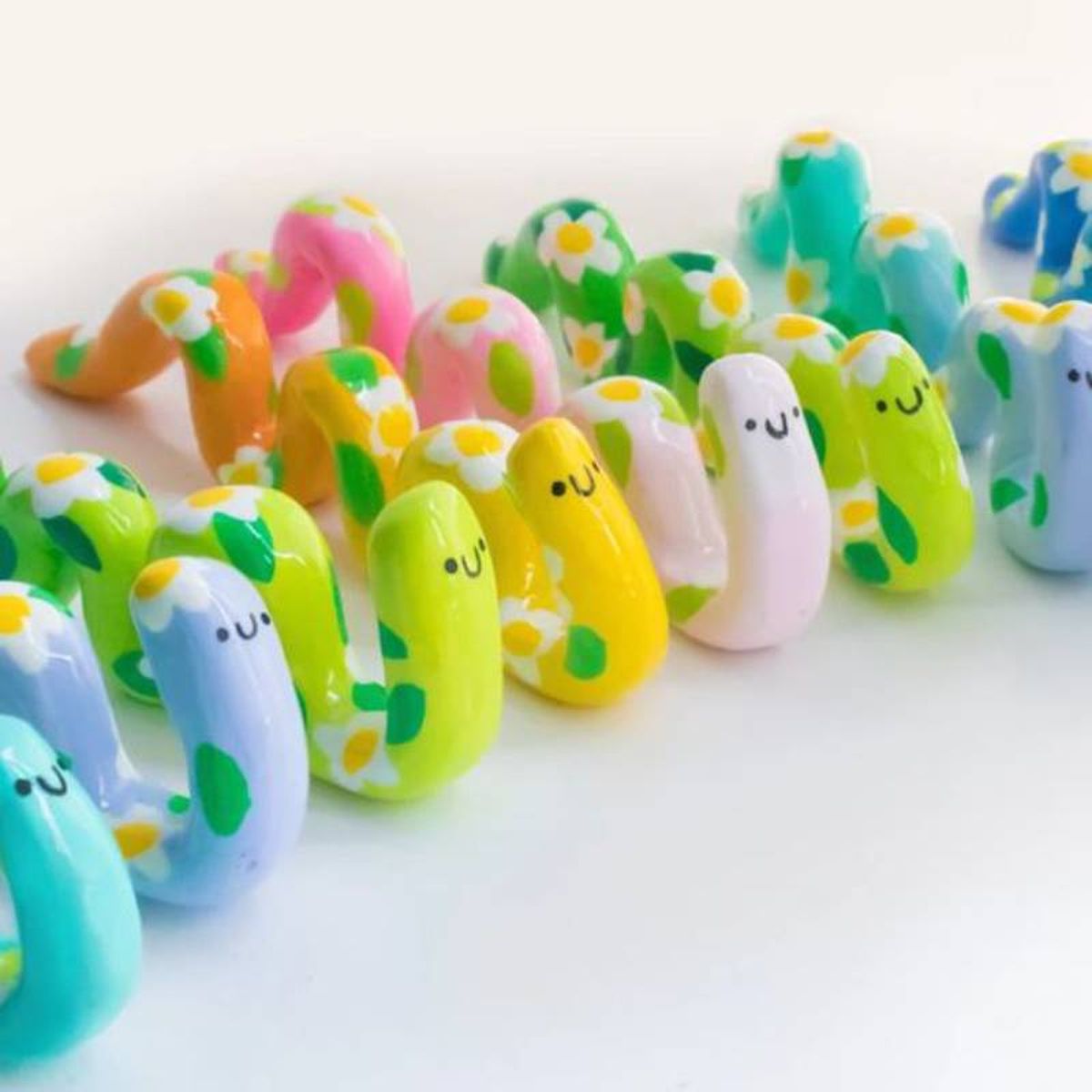 Gusanitos de arcilla para dejar los pinceles.