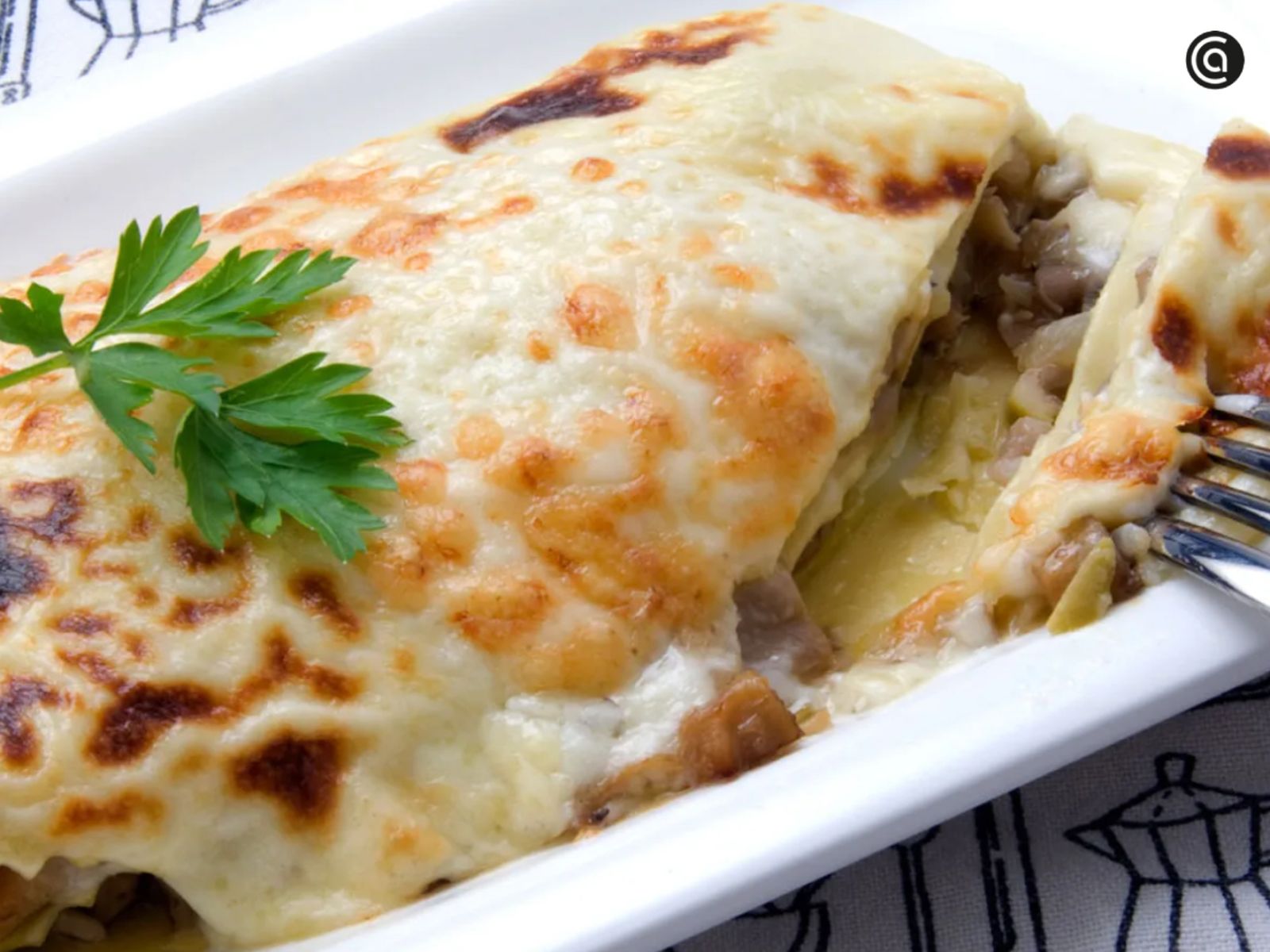 Lasaña de setas y queso, una receta cremosa y gratinada ideal para compartir.