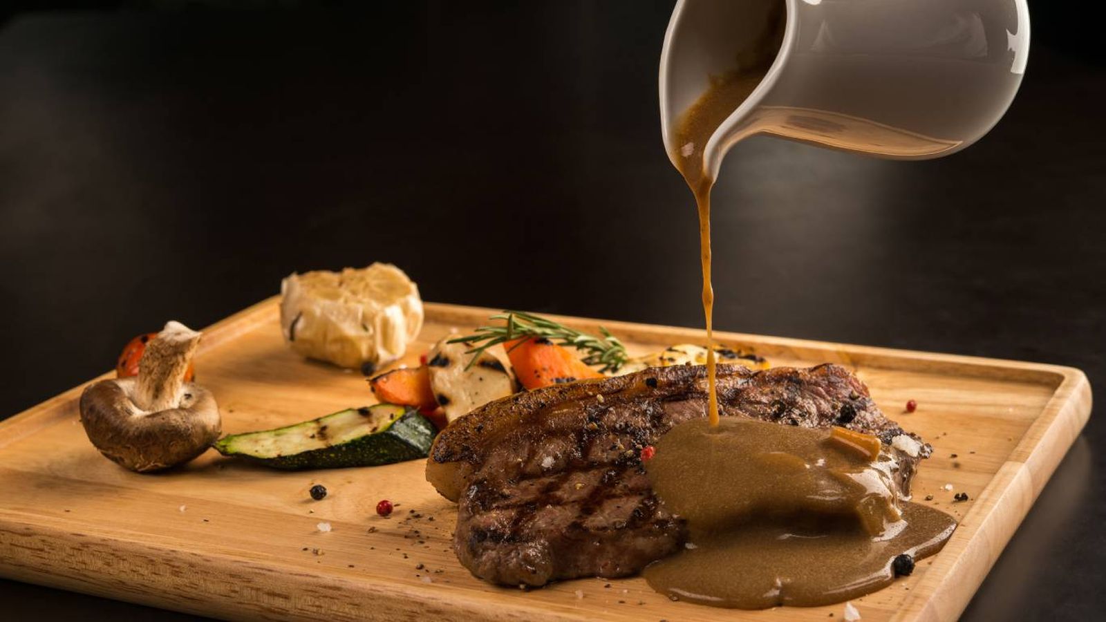 Una salsa cremosa y caliente potencia el sabor de la carne a la parrilla.