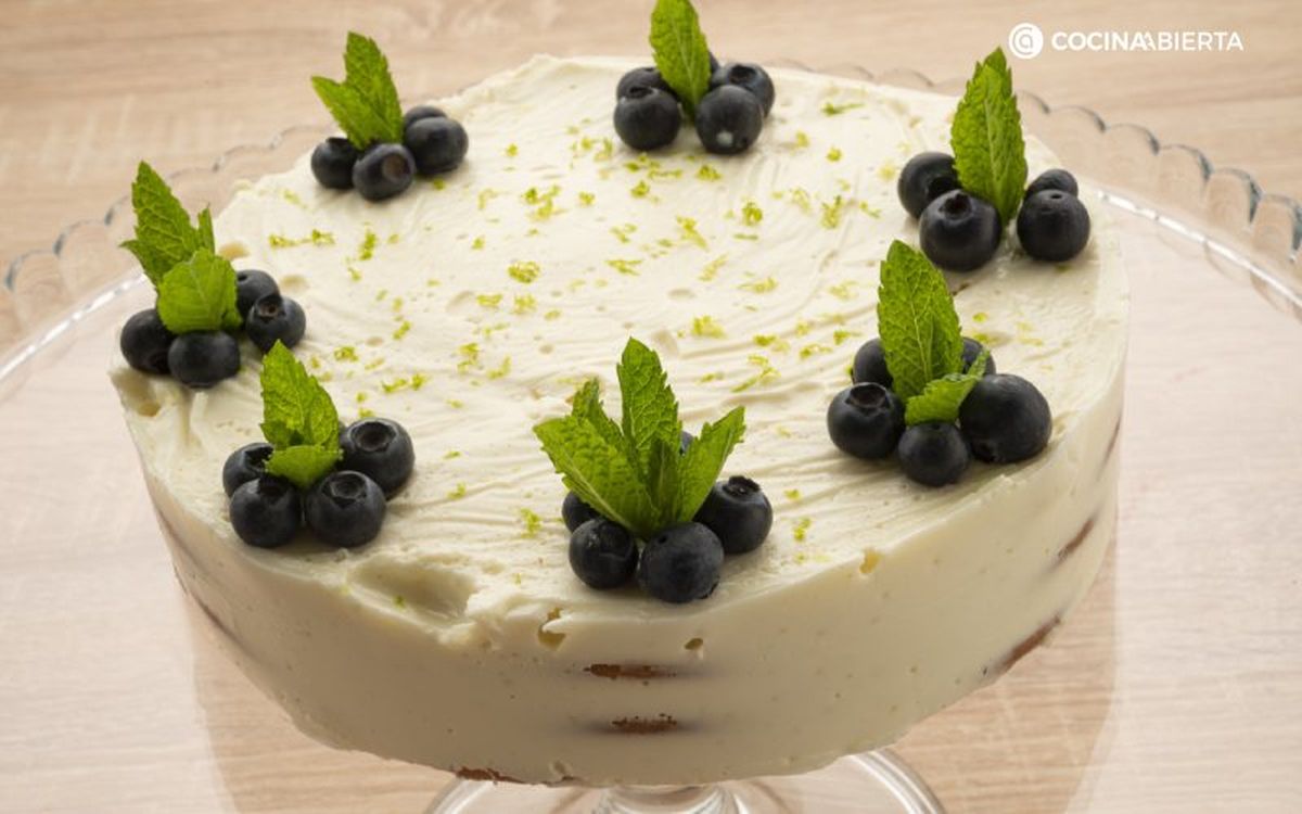 Una tarta fría de limón para los primeros cumpleaños con calor