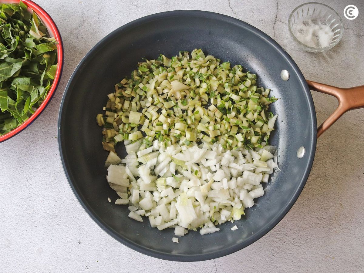 Rehogar los tallos de las acelgas con la cebolla para la tortilla