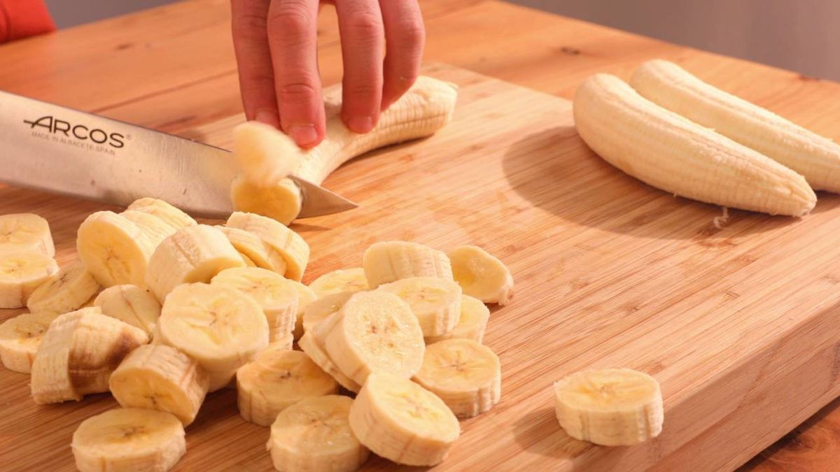 Cortar los plátanos en rodajas es el primer paso para hacer un delicioso helado cremoso