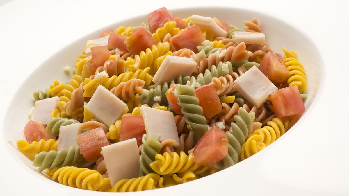 Ensalada de pasta, pavo y tomate
